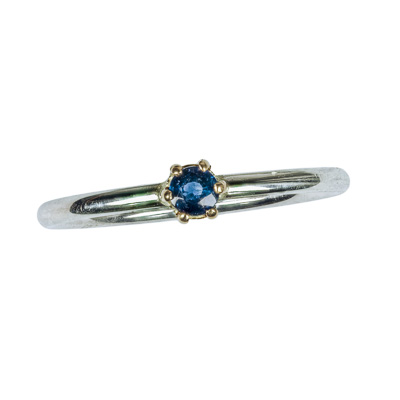 Silberring mit blauem Safir in Gelbgold Fassung
