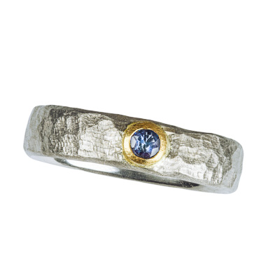 Silberring mit blauem Safir in Gelbgold Fassung