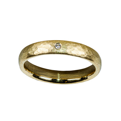 Trauring Gelbgold mit Hammerschlag und Brillant
